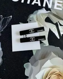 CHANEL クリスタル装飾ヘアクリップ 1ペア、ブラックまたはシルバー