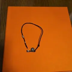 ビーズ付き黒い調整可能ブレスレット