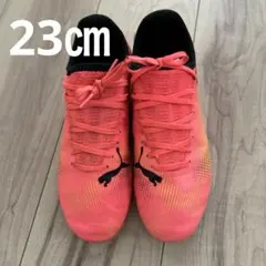 Puma ピンク サッカーシューズ