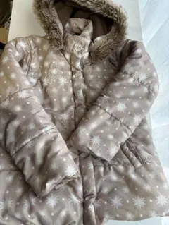 ベージュ 冬のトレンド雪の結晶模様 ダウンコート130サイズ
