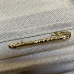 ゴールド安全ピン型ブローチ