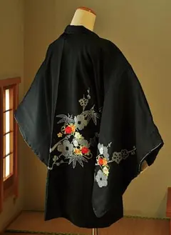 羽織　ポリエステル　ブラック　梅　摺匹田　菊　椿　刺繍　松　金駒　着物