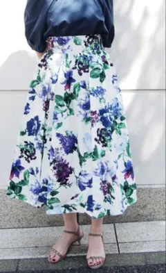【タグ付き未使用】PICCIN ロングスカート 花柄　ブルー系　Mのサムネイル