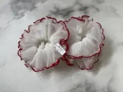 フリル付きホワイトレッドシュシュ