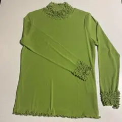 【新品】フリル付きタートルネックトップス　グリーンM〜Lサイズ