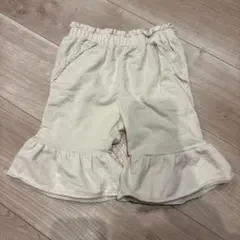 フリル付きクリーム色ハーフパンツ　100
