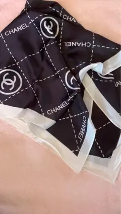 CHANEL 大判ロゴプリント シルクスカーフ