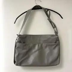 イアパピヨネ　本革ショルダーバッグ