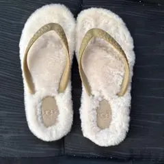 UGG シープスキン トングサンダル ベージュのサムネイル