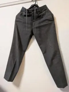 UNIQLO ダークグレー テーパードパンツ Sサイズ