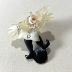 ヴィンテージ風　ピエロモチーフ ブローチ ピンバッジ　レトロ