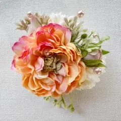 ラナンキュラスとマムのコサージュ（小さめ）