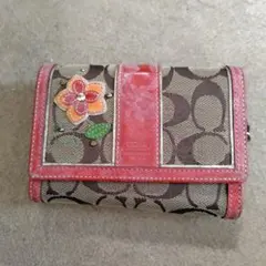 Coach 花刺繍 三つ折り財布 ベージュ/ピンク　シグネチャー柄