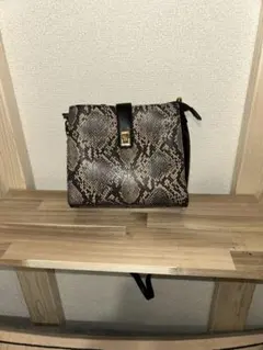 ヘビ柄ショルダーバッグ