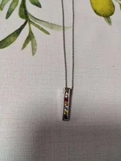 カラフルストーンのバー型ネックレス