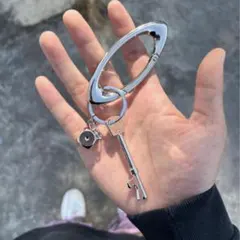 スタイリッシュ キーホルダー シルバー オーバル型 カラビナ キーリング モード