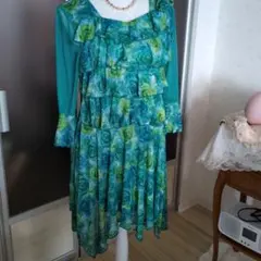 青緑色の花柄フリルドレス