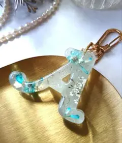 イニシャルA キーホルダーレジン くすみブルー 透明感 大人可愛い
