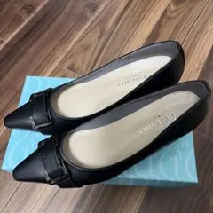 artemis by DIANAスクエアバックル　ソフトポインテッドトゥパンプス