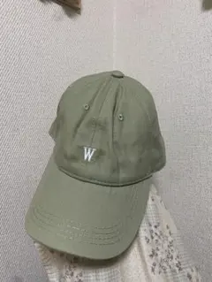 オリーブグリーン Wロゴ キャップ