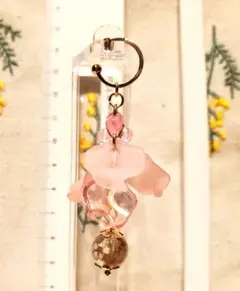 ハンドメイド　ピンクの花びらと桜のイヤーカフ