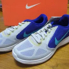 新品タグ付きナイキウィメンズレボリューションランニング２３．５センチ