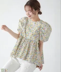 【完売品】Fit more 花柄ペプラムボリュームスリーブトップスのサムネイル