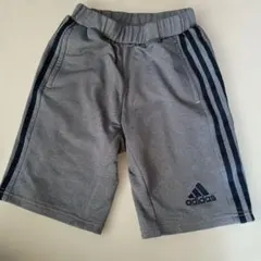adidas グレー ストライプ ハーフパンツ