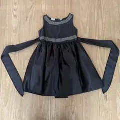 黒色のワンピースドレス