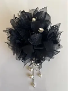 黒のフラワーブローチ