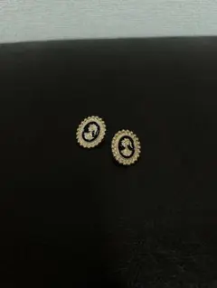 オーバル型スタッドピアス 黒と金