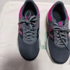 New Balance 420 グレー/ピンク スニーカー