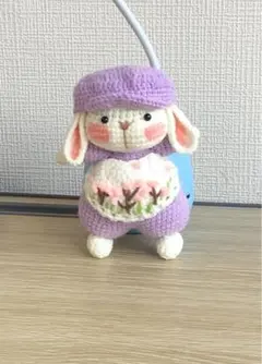紫色のウサギのあみぐるみキーホルダー付き