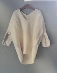 アイボリー Vネック 長袖ニット