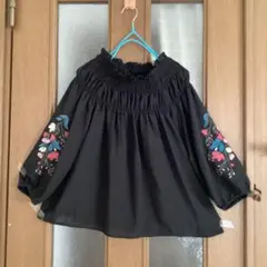 ふんわり黒の刺繍入りトップス