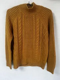 マスタード ハイネック ケーブルニットセーター