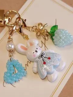 364 ハート ウサギ ぷっくり苺 ハンドメイドチャーム キーホルダー 水色