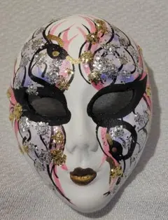 華やかなグリッター装飾のマスクブローチ