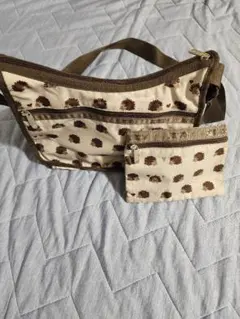 LeSportsacのハリネズミ模様のナイロンショルダーバッグ、ポーチ付き