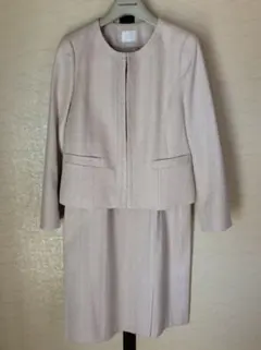 最終価格　自由区 セレブレイト　ノーカラースーツ オフホワイト/ベージュ入学結婚