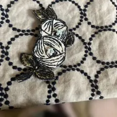 ミナペルホネン ハンドメイドブローチ r oｓy