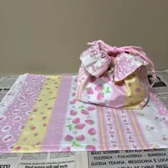【売り尽くし】ハンドメイド　フリルたっぷりいちごのお弁当巾着袋とランチョンマット