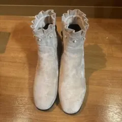 新品フリル付きベージュスエードブーツ