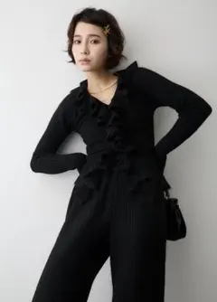 【24hセール】フロントフリル美ラインニットセットアップ Frene同型ブラック