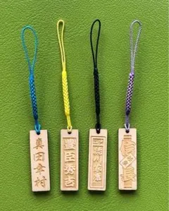 シンプルな名入れ木札ストラップ　プレゼントや色々な場面で使いやすいデザインです