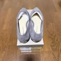 グレー スエード オープントゥ フラットパンプス