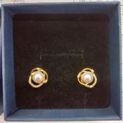 パール×ゴールド螺旋ピアス 上品 CZ輝き 結婚式 入学式 フォーマル対応