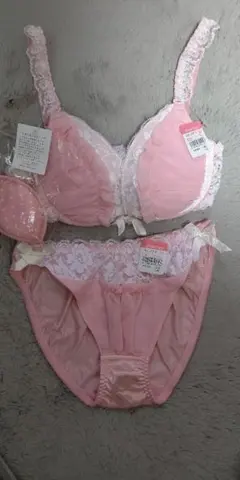 エメフィールブラ&ショーツセット C70M 白のレースと薄ピンク　新品タグ付き