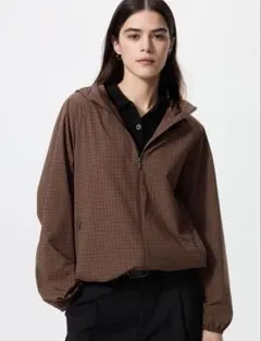 ユニクロ　ポケッタブルＵＶカットパーカー ダークブラウン　L
