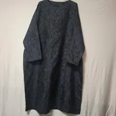 ゆったりサイズの大島紬リメイク。濃紺地に花柄ロングワンピース